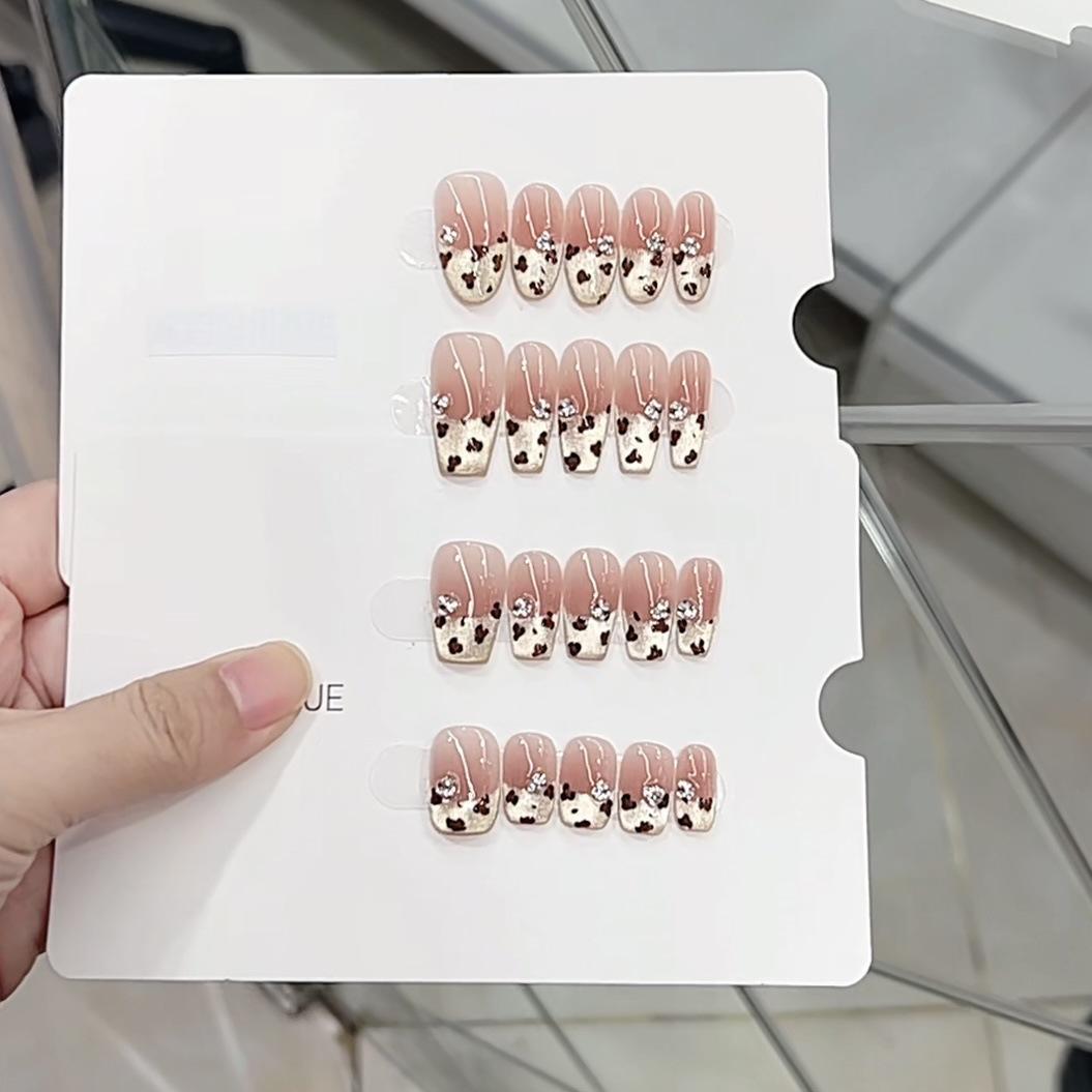 

Чисто ручная работа Фототерапия Носимые ногтевые пластины Сладкий леопардовый принт Носимые ногти Готовый продукт Многоразовый нейл-арт large L