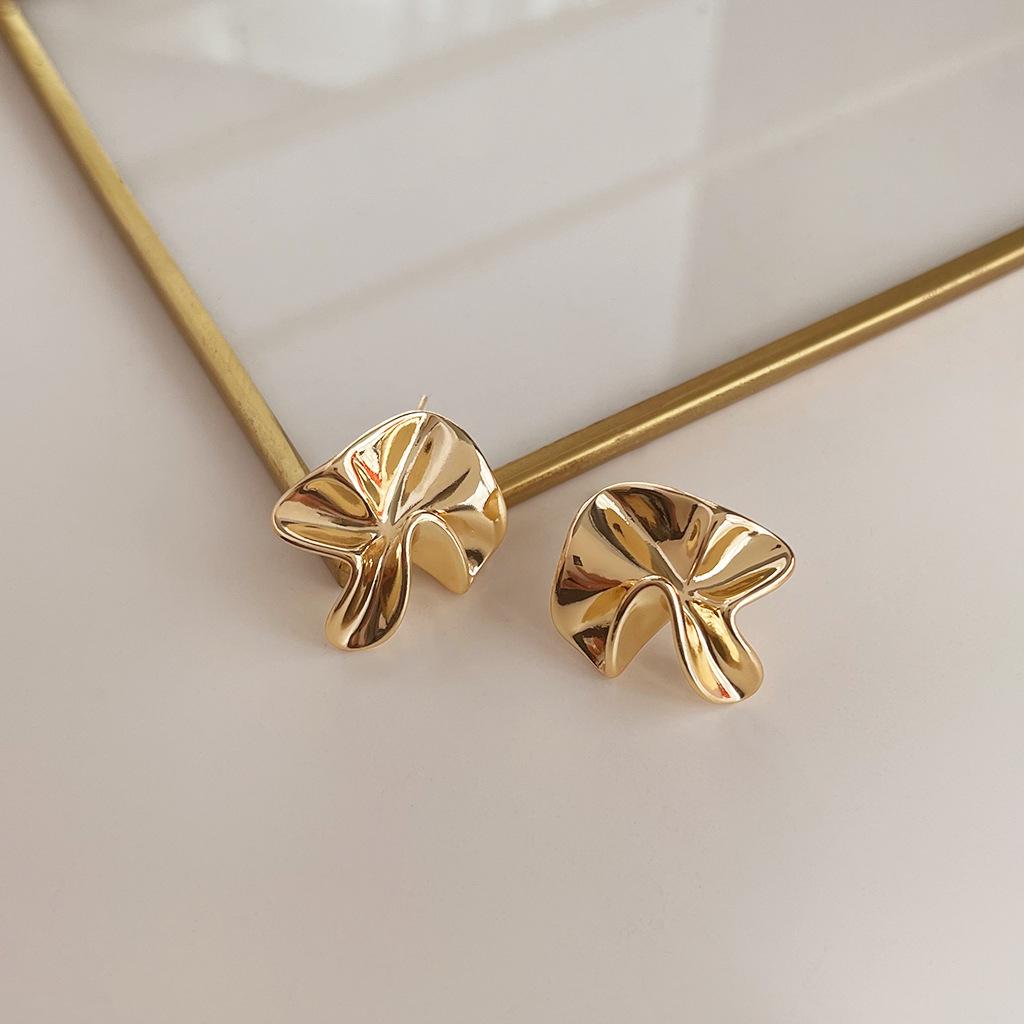 Boucles d'oreilles médiévales vintage à perles: Design rétro à l'huile coulée avec une touche haut de gamme et une personnalité unique