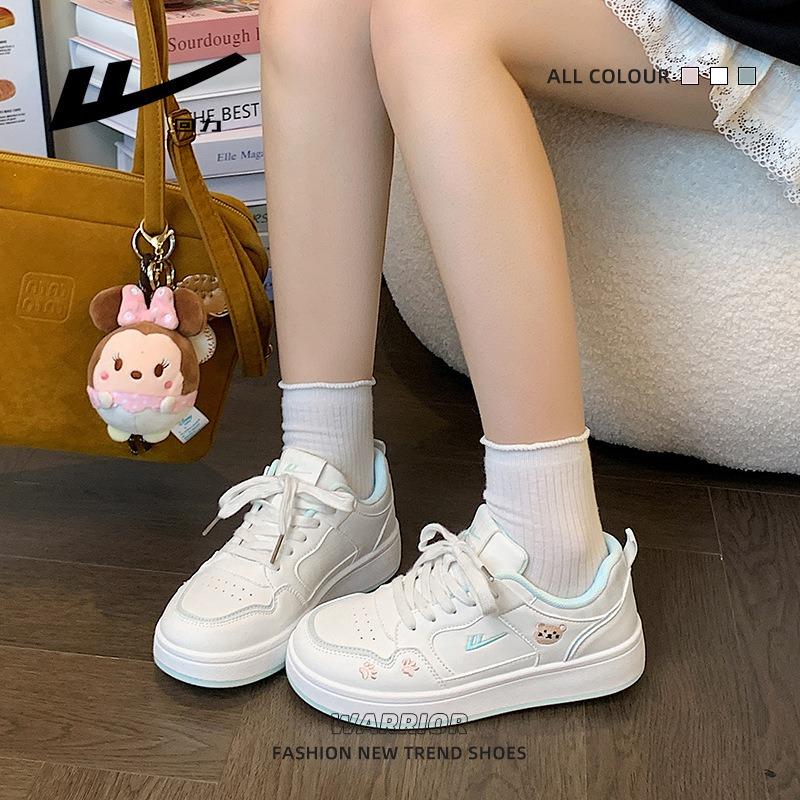 Small fresh and cute low-top casual board shoes pull back embroidered versatile little white shoes simple high school students daily commuting shoes