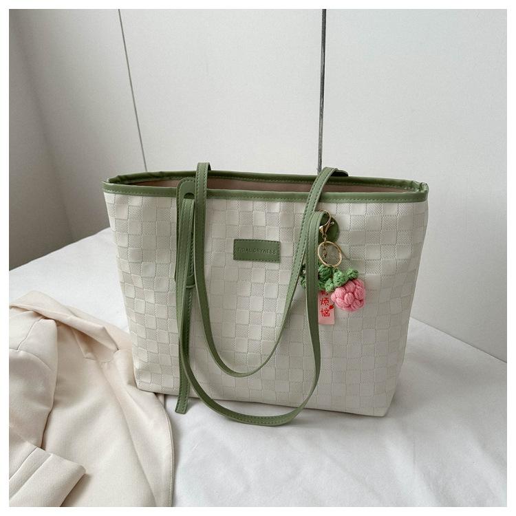 Large capacity casual PU shoulder bag 2025 new fashion pendant commuter bag simple tote bag