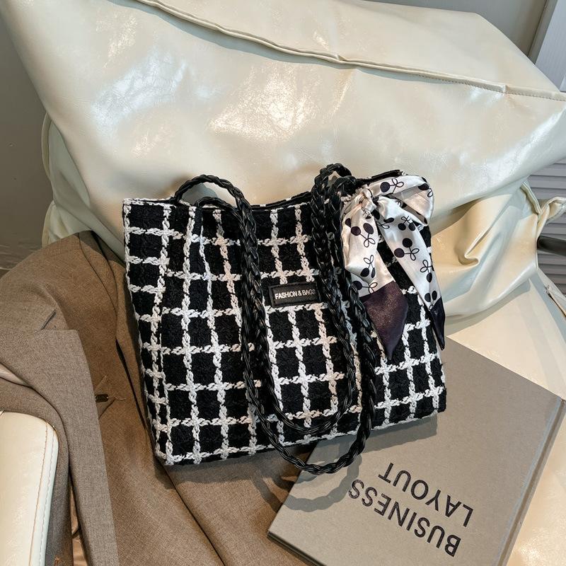 A Niche Large-capacity Tote Bag with A College Style and Fashionable Spring and Summer Commuting Shoulder Bag
