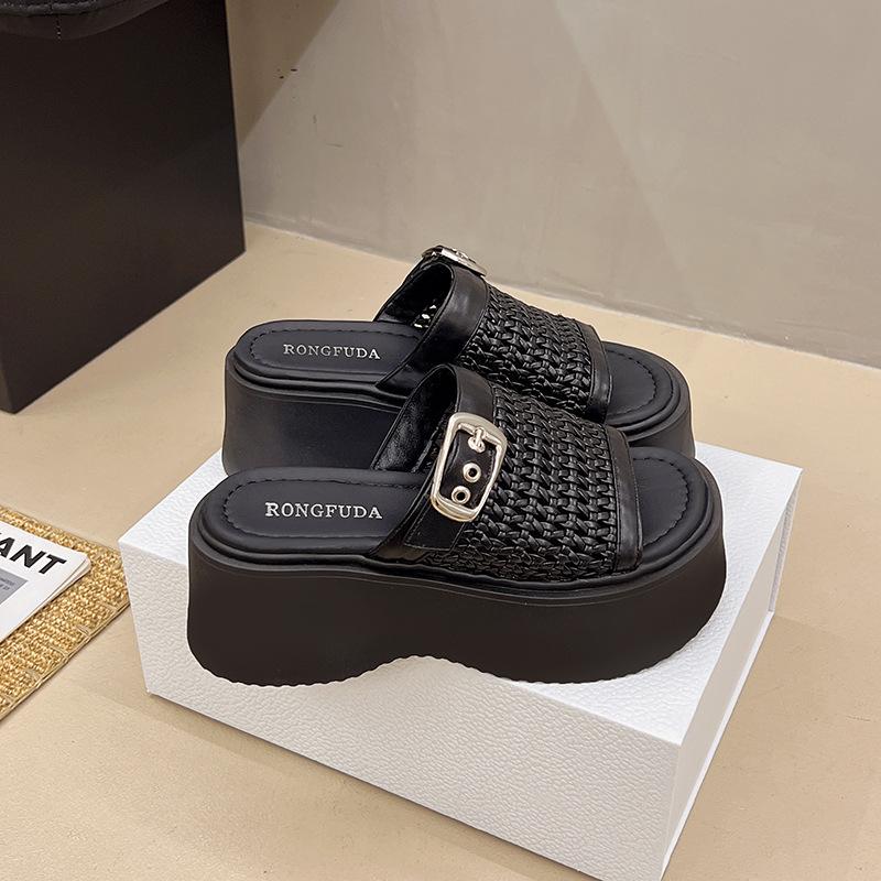 

Женские шлепанцы на платформе 2025 лето новый внешний вид полые увеличивающие высоту маффин плетеные однословные повседневные пляжные сандалии 40 чёрный