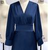 Blaues Satin-Schrägschnittkleid mit V-Ausschnitt und Lotusblatt-Besatz