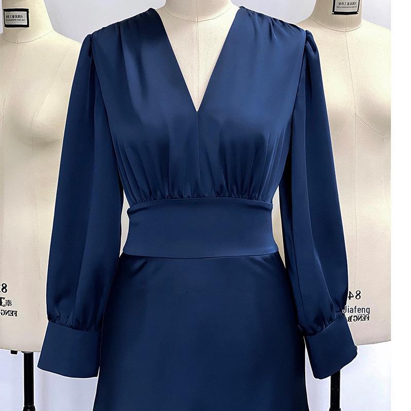 Blaues Satin-Schrägschnittkleid mit V-Ausschnitt und Lotusblatt-Besatz