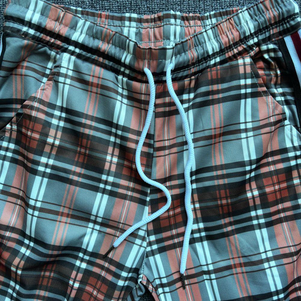 2024 Podzim/Zima Nový módní trend Ležérní set pro muže Evropský a americký Kostkovaný Módní kabát Sportovní kalhoty se zesíleným sametem