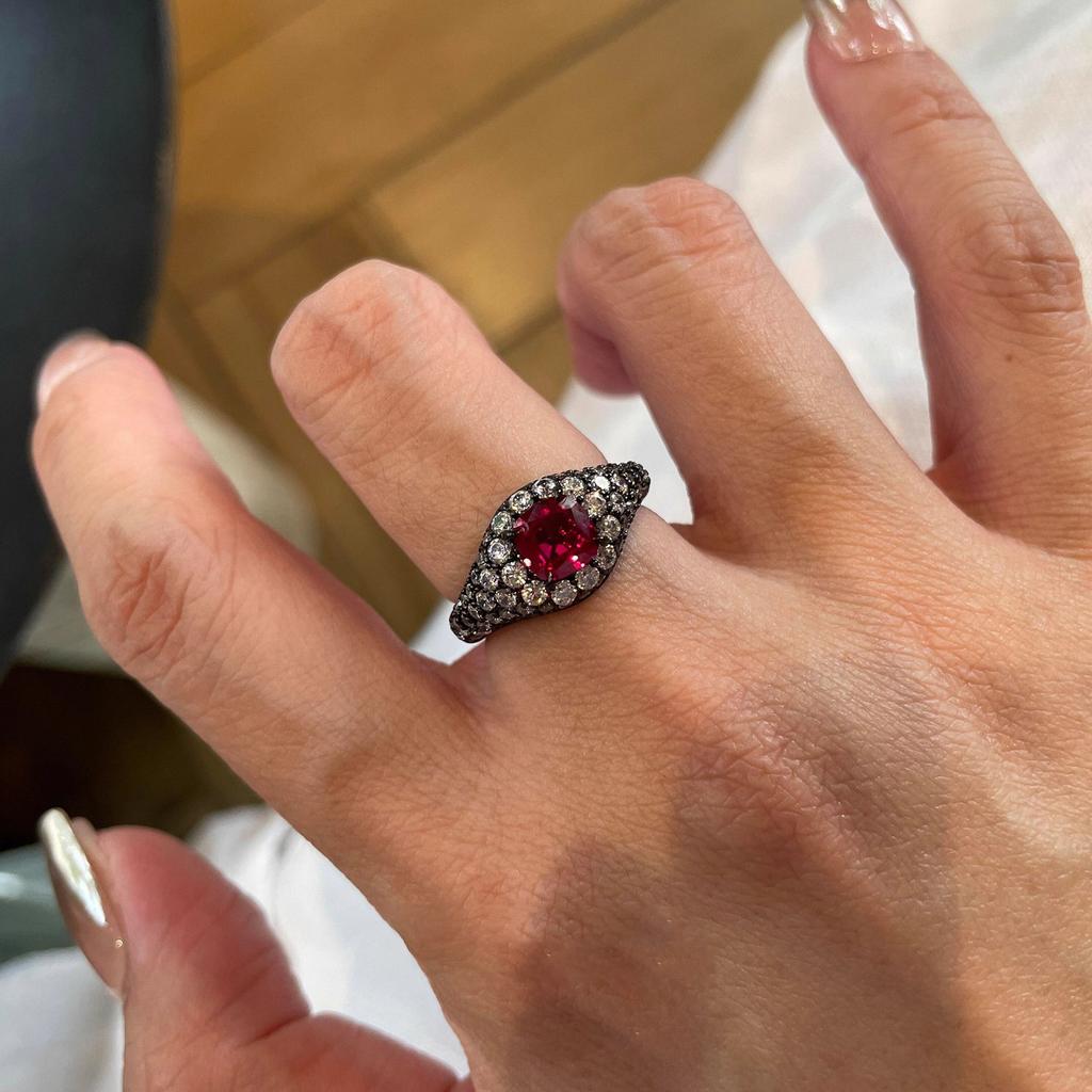 Retro diamond inlay ruby circular rings for women high-end light luxury fashion black and red ring couple style banquet