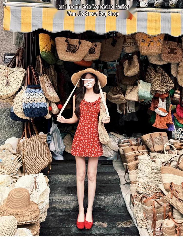 Women's French Retro Red Floral Spaghetti Strap Dress - Early Spring 2025 Edition, Petite Waist-Slimming Design.