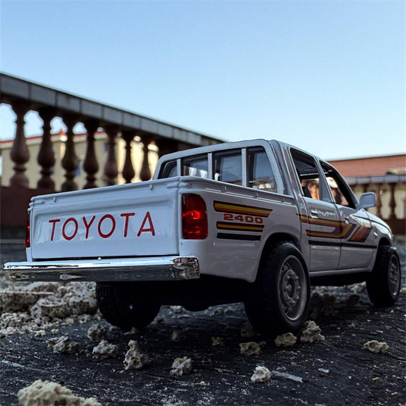 1/32 Toyota Hilux Pickup Alloy Car Model Diecasts Metal Off-road Vehicles Car Model Sound and Light Simulation Collection Kids Toy Gift