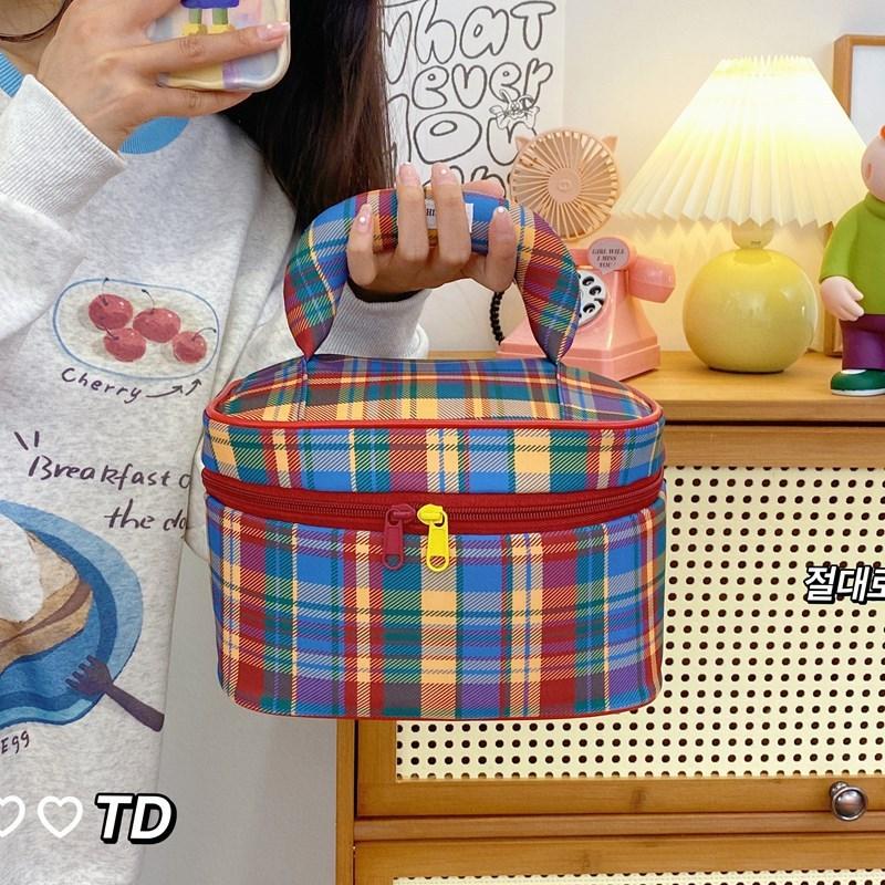 Classic Plaid Wash Bag With Spacious Interior And Dividers For Makeup And Toiletries