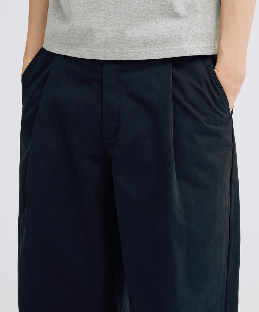 TAKEASY One-Pleat Barrel Fit Cotton Pants (Black)