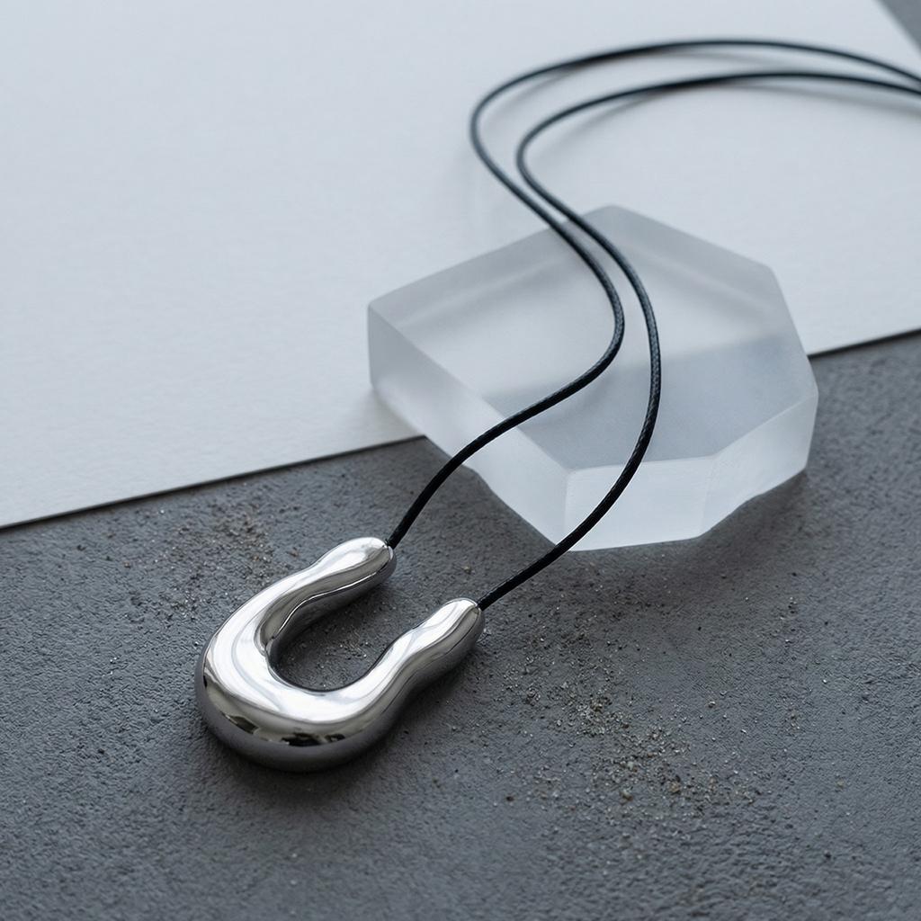 Popular U-Shaped Horseshoe Pendant Necklace for Women Punk Adjustable Geometric Black Leather Rope Necklace Fine Accessories