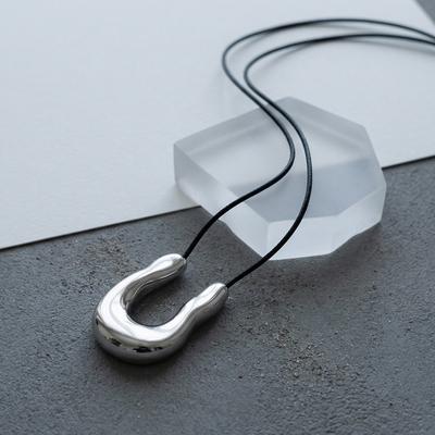 Popular U-Shaped Horseshoe Pendant Necklace for Women Punk Adjustable Geometric Black Leather Rope Necklace Fine Accessories