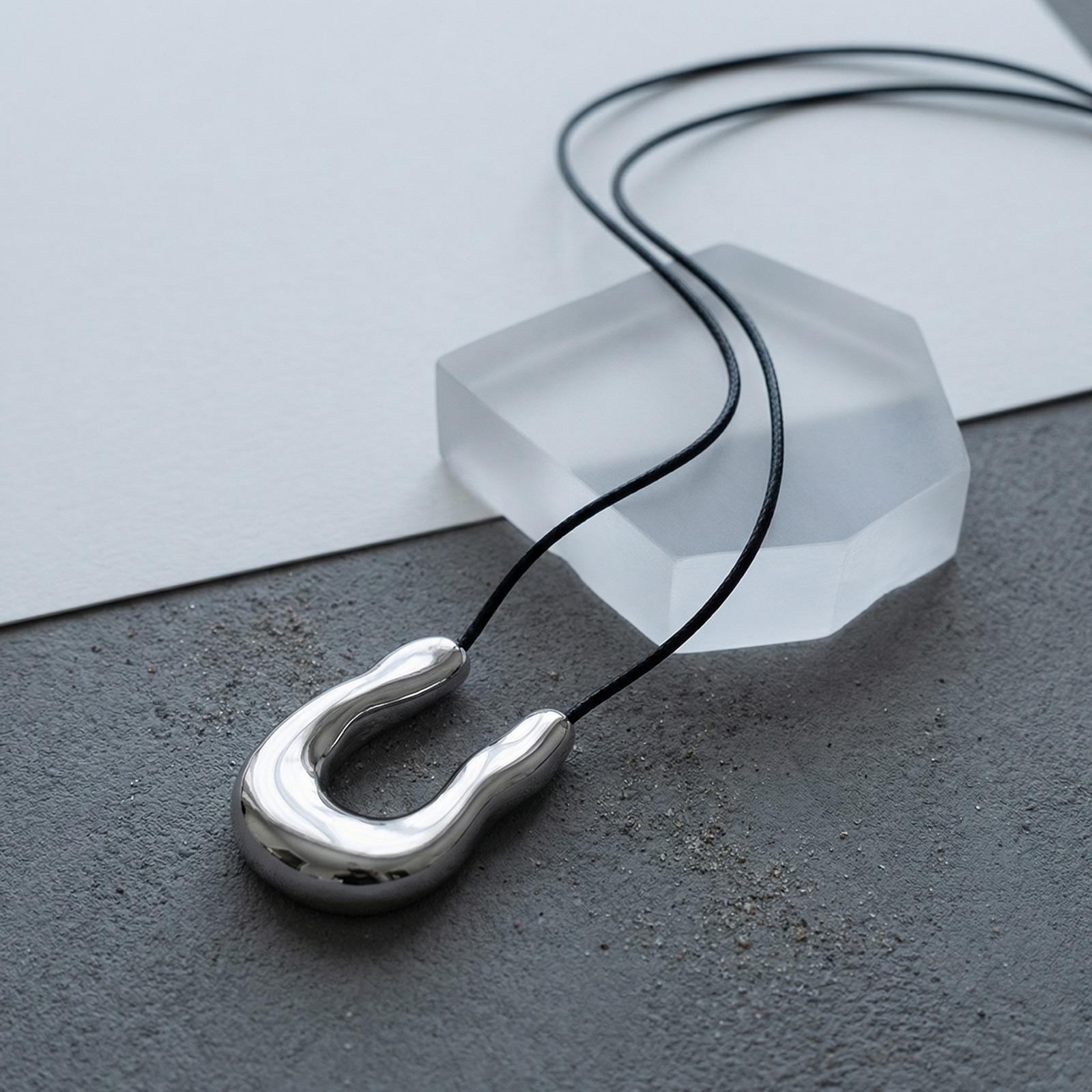 

Popular U-Shaped Horseshoe Pendant Necklace for Women Punk Adjustable Geometric Black Leather Rope Necklace Fine Accessories