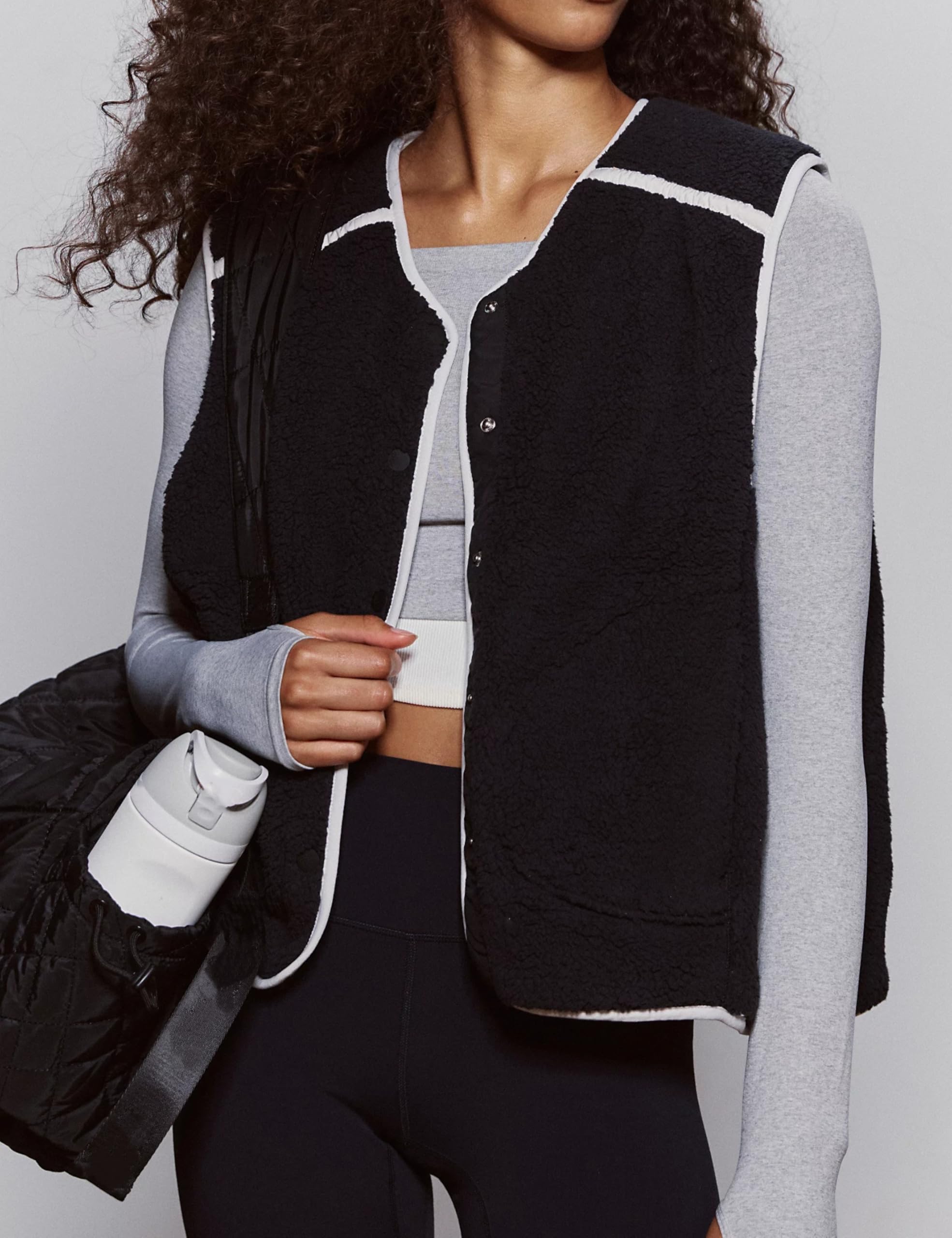 

Женский свободный удобный повседневный и модный плюшевый жилет без рукавов с V-образным вырезом, однотонный XS чёрный