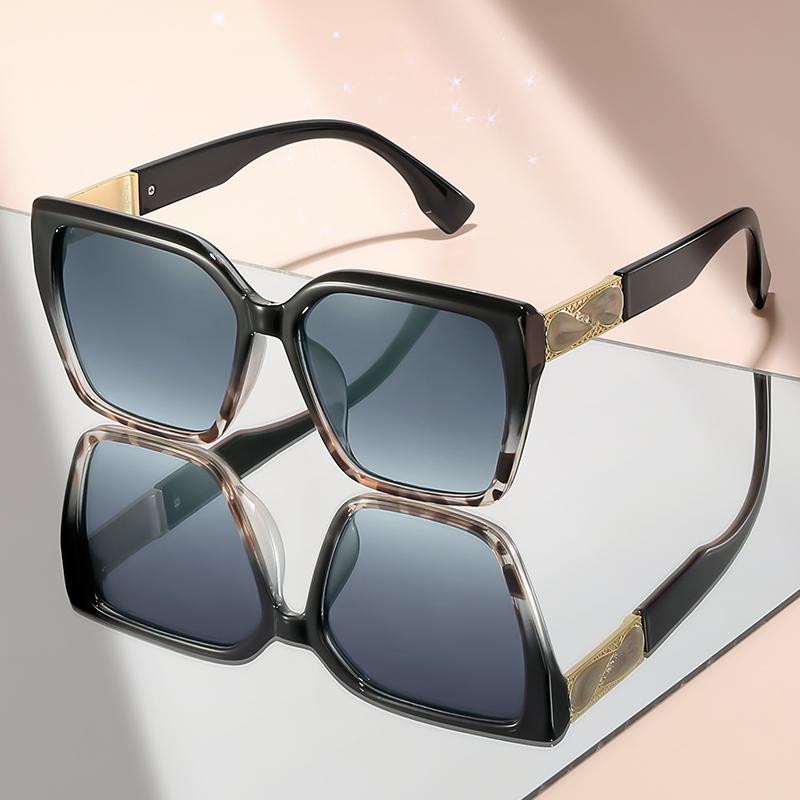 

Large-framed color-blocking sunglasses with a high-end design and imitation gemstone embellishments are fashionable sunglasses