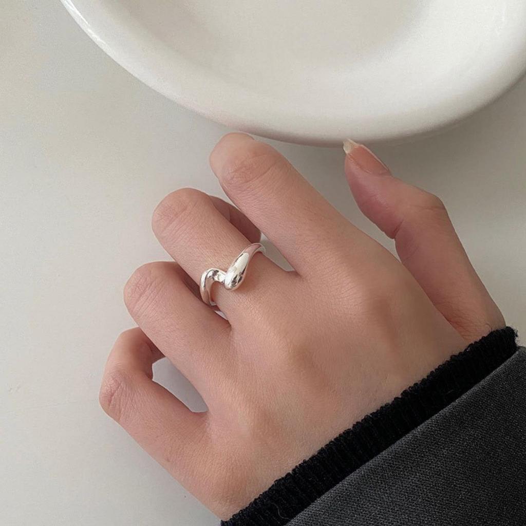 Elegant Adjustable Twist Ring for Women - Personalized, Fashionable, and Stackable Design for Versatile Wear