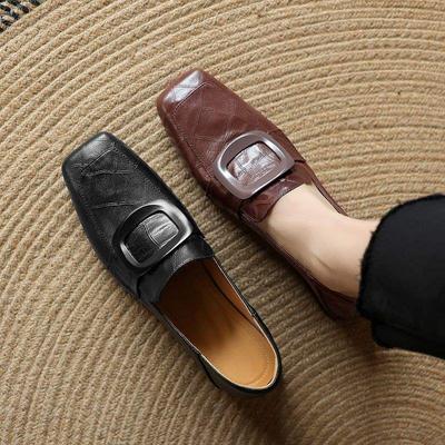 Brytyjski styl kwadratowy nosek małe skórzane buty damskie 2025 jesień nowe mokasyny na jeden pedał retro kwadratowa klamra średni gruby obcas pojedyncze buty
