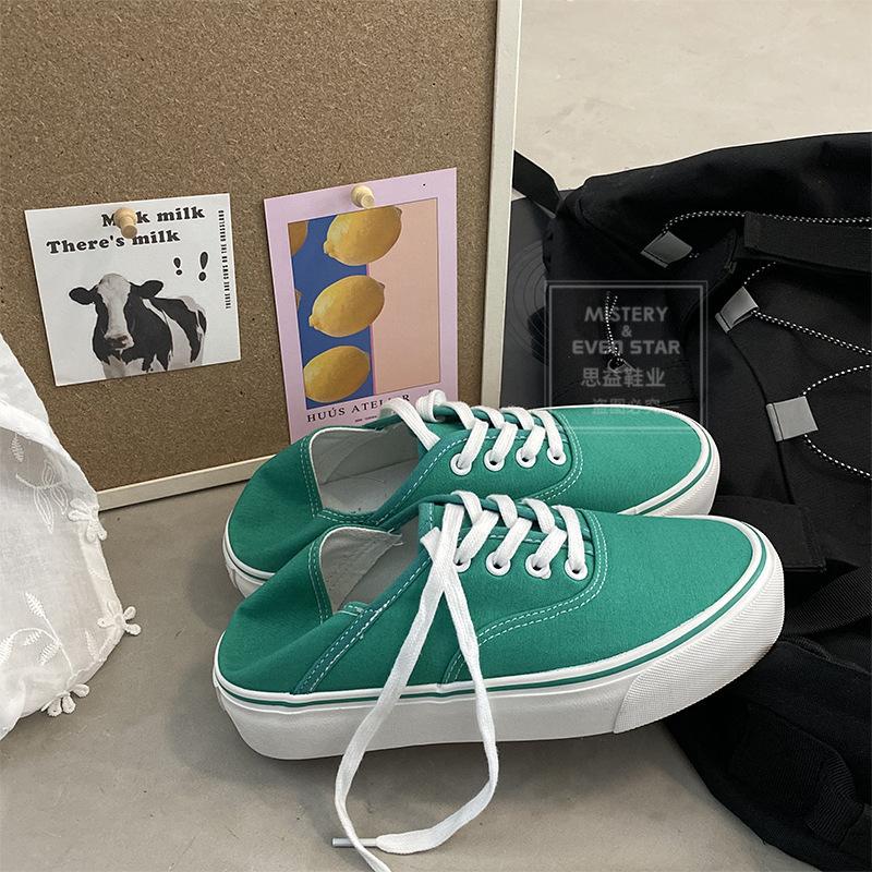 You can step on the heel and half-drag canvas shoes. Women wear white shoes. Women are versatile and pedal lazy shoes 518.