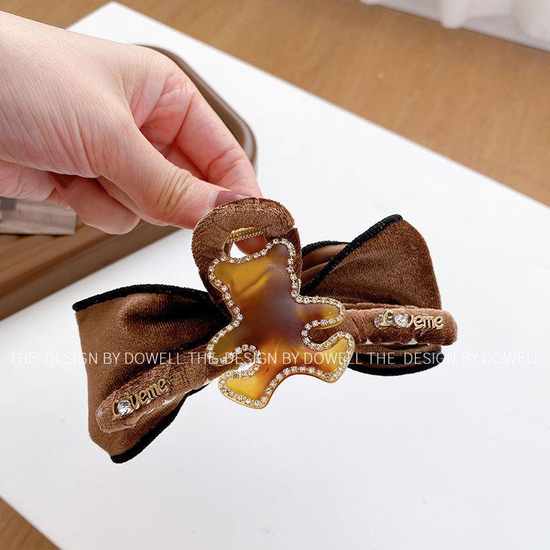 Beautifully Plastic Crafted Hair Claw Clips With Elegant Shapes And Vibrant Colors For Every Hairstyle Needs