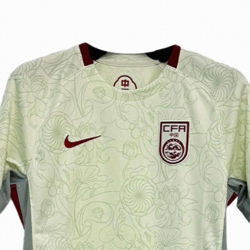 Nike China 2025 Estadio Visitante Hueso Claro Rojo Universitario Hombres Ajuste Estándar Dri-FIT Camiseta de Fútbol FZ9029-020