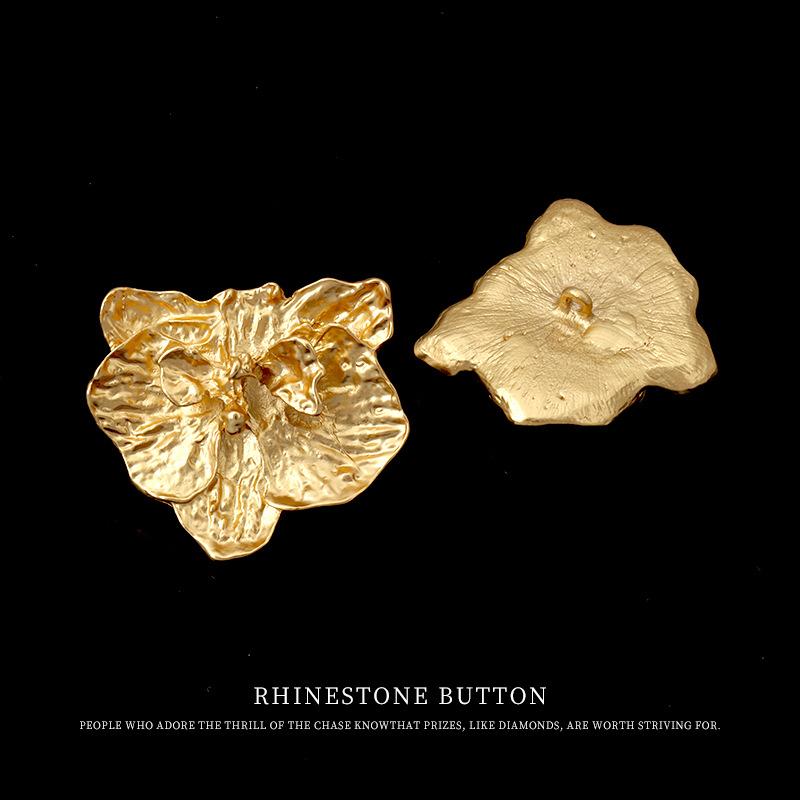 10 Pièces/lot 36*31mm Bouton Fleur Métallique Irrégulier pour Pull Mode Polyvalent Manteau Coupe-vent Veste Boutons Dorés