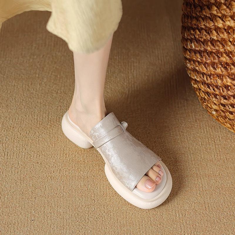 Niche open-toed cool slippers for women to wear summer comfortable and lightweight muffin-bottom beach shoes