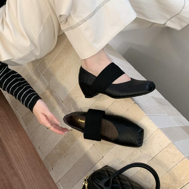 French retro Mary Jane shoes women's 2025 autumn new fashion temperament square head thick heel with skirt commuter shoes