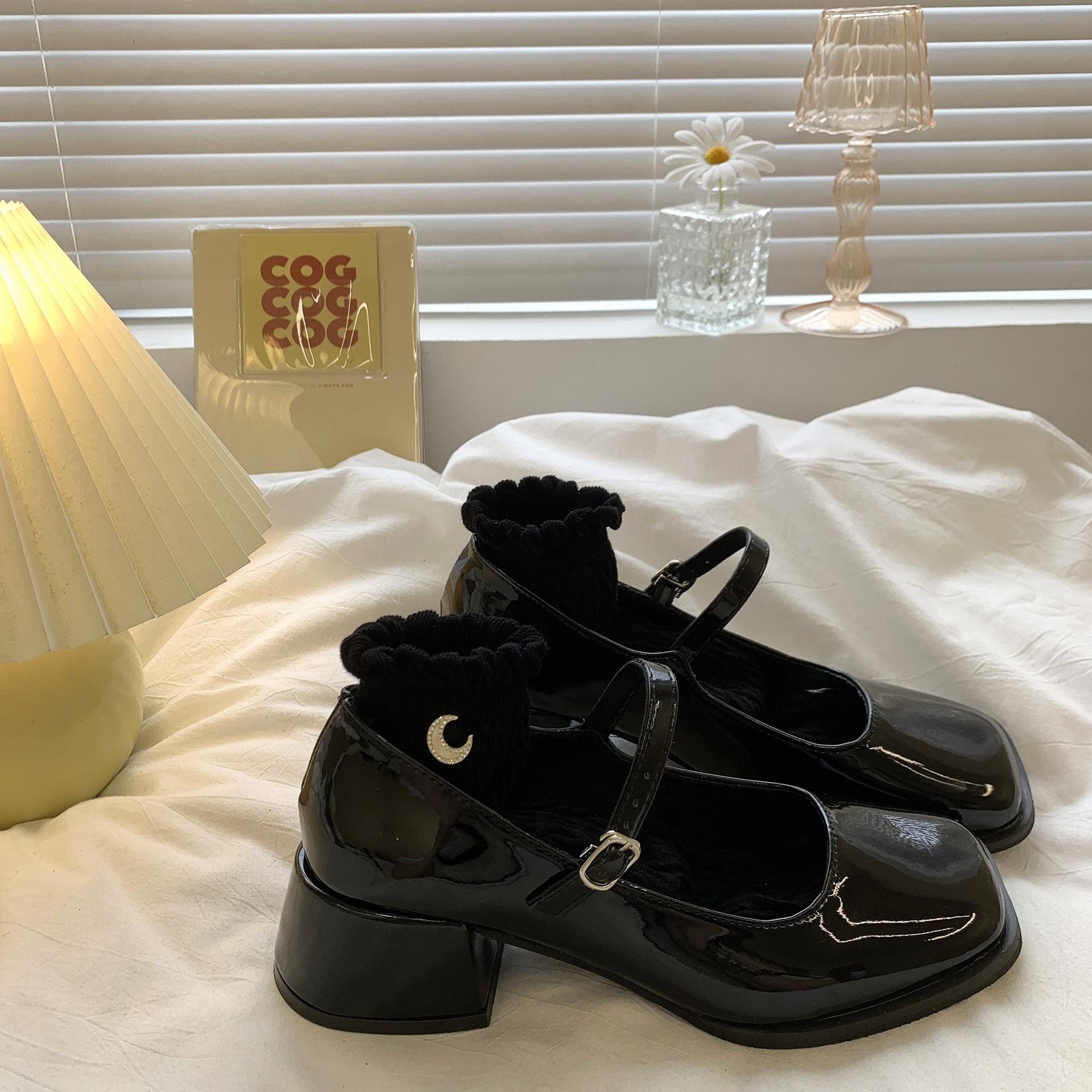 

Женские туфли на высоком каблуке, серебристые, на толстом каблуке, новинка весны 2024 года, женские туфли Мэри Джейн с пряжкой из одного слова, французские маленькие кожаные туфли 35