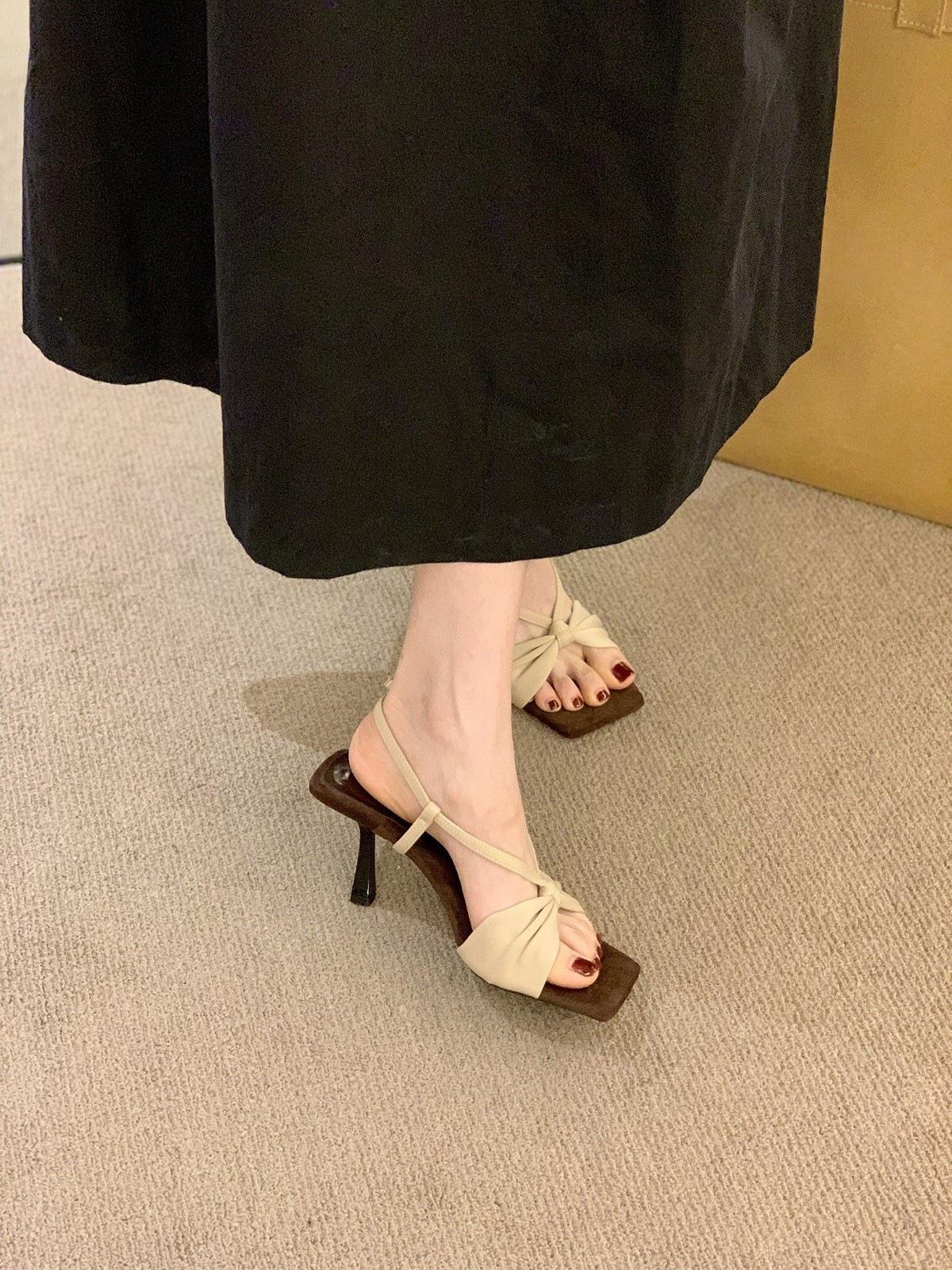 

Темпераментные босоножки на высоком каблуке с леопардовым принтом, женская обувь 2025 новые модели с дизайном юбки, отпускные туфли-стилет, римские туфли 35