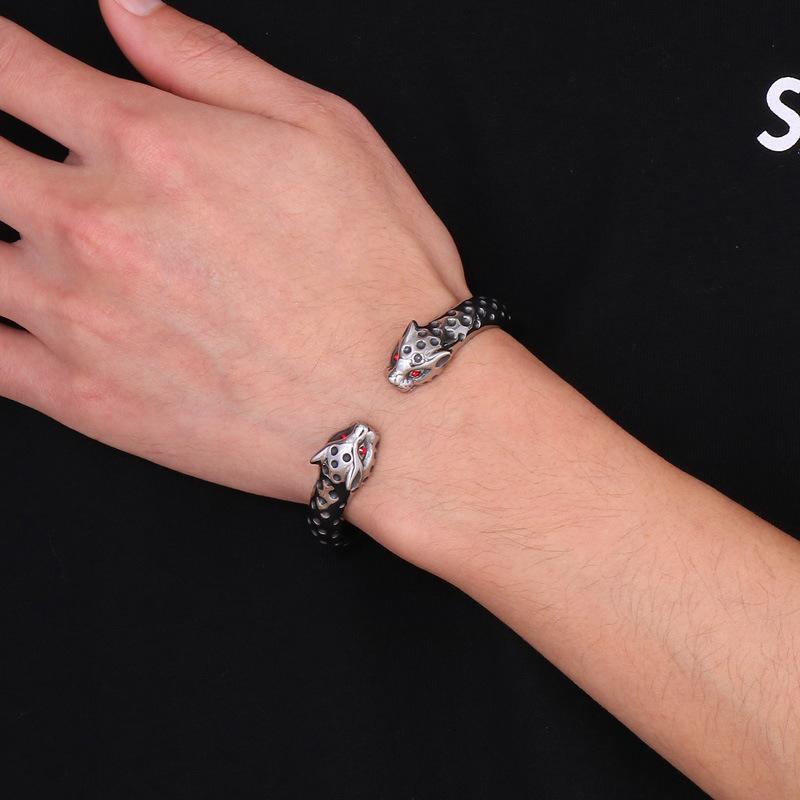 Brățară deschisă cu două capete, cu ochi roșii, personalizată în stil punk. Brățară pentru bărbați din oțel turnat din titan