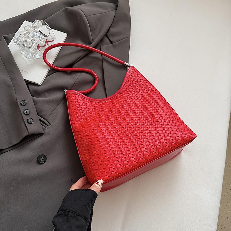 2025 new casual foreign style large capacity single shoulder fashion popular woven commuter simple retro tote armpit bag