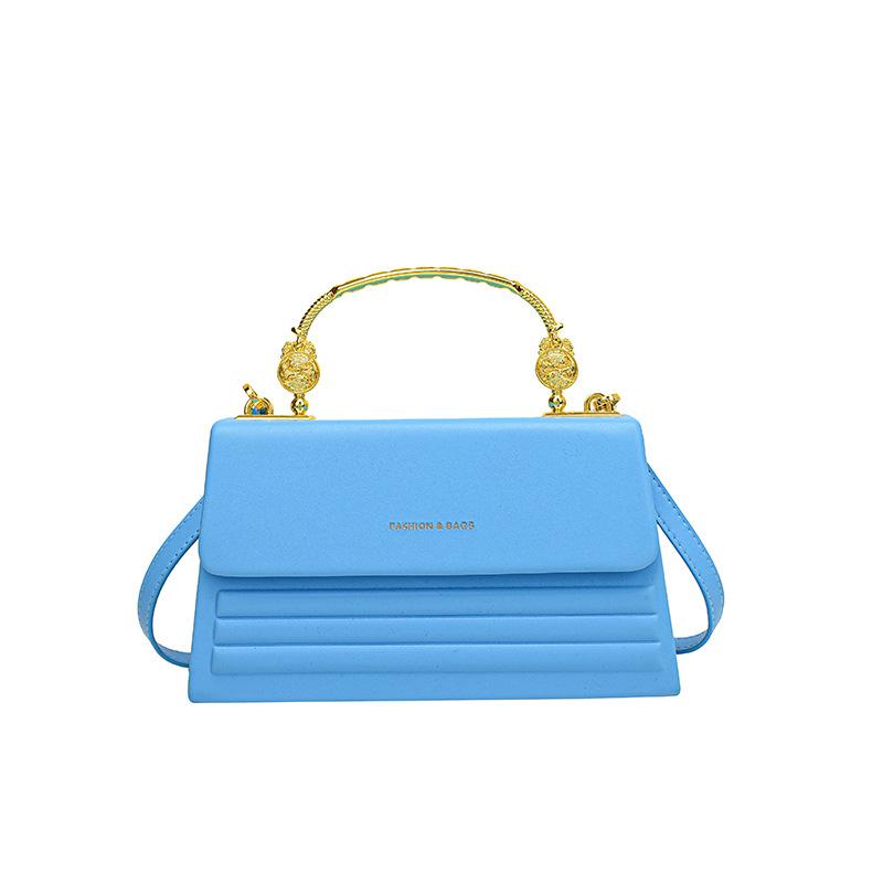 

Trend personality letter texture metal handbag bag women s fashion indentation shoulder crossbody small square bag небо синє кольору