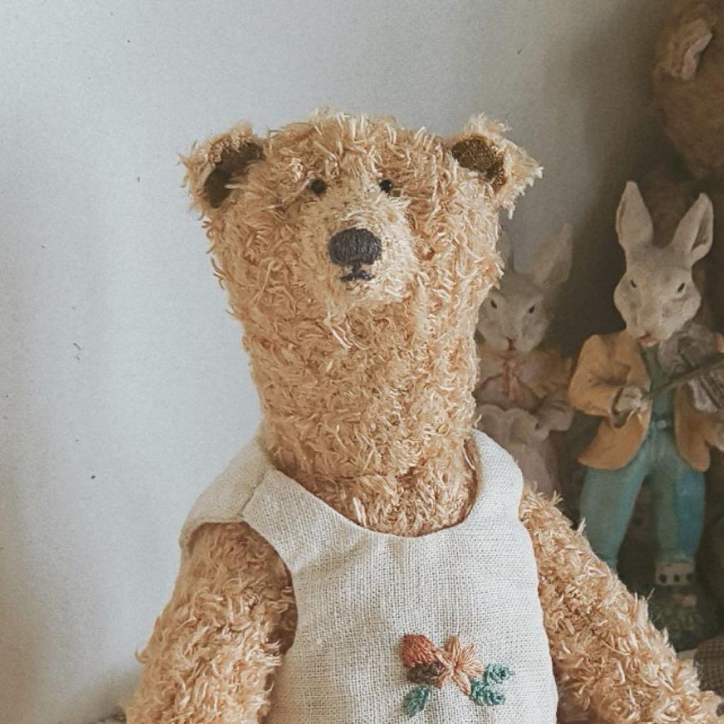 [USED] Gentle Lady Bear Teddy Bear Handmade by Overseas Artists