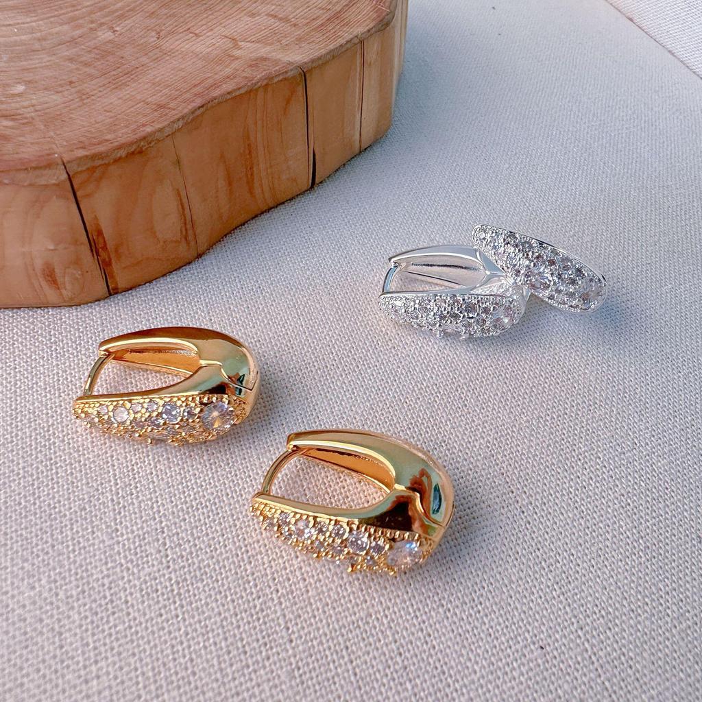 Oval Metal Ear Cuffs with Micro-Paved Zirconia - Sparkling, Fashionable, and Versatile Design for Women