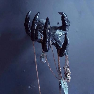 1pc, Black Resin Demon Claw Wall Hanger Halloween Party Decor Spooky 3D Hand Sculpture, Wall Mounted Jewelry Holder, Home Deco