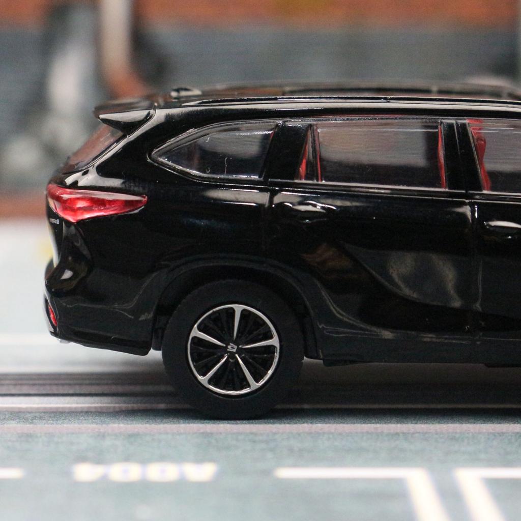 1/64 TOYOTA Crown Kluger Hibrid Miniatűr Modell JKM Prémium SUV Játékautó Jármű Szabadon Futó Diecast Ötvözet Gyűjtemény Ajándék
