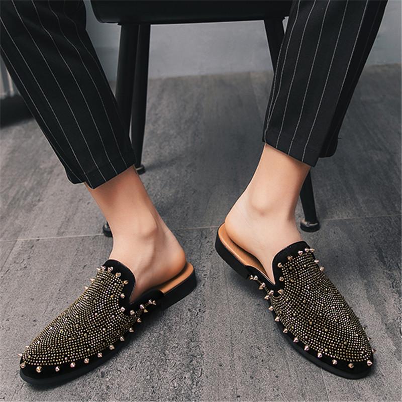Moda Nuovo Designer Uomo Borchie Strass Pelle Verniciata Mezzi Scarpe Per Uomo Hip-hop Rock Zoccoli Sandali Mocassini Casual Pantofole