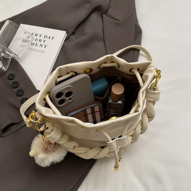 Bucket Bag 2025 Spring New Shoulder Bag with Large Capacity Niche Fashion Women's Bag Korean Version of Fashion Women's Bag