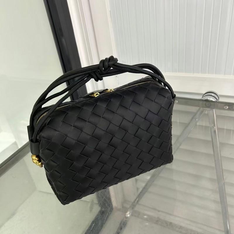 Borsa a tracolla quadrata compatta in vera pelle intrecciata da donna, minimalista, piccola