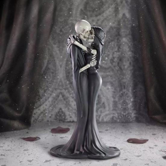 Skeleton Couple Kissing Figurine Romantic Skeleton Lovers Statue Resin Collectible Tabletop Ornament for Gothic Home Office Desk Decor