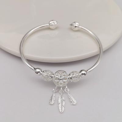 Modisches, leichtes Luxusarmband aus weißem Kupfer mit Quaste, beliebt im Internet, um der Freundin ein Weihnachtsgeschenk mit dem gleichen Design zu geben