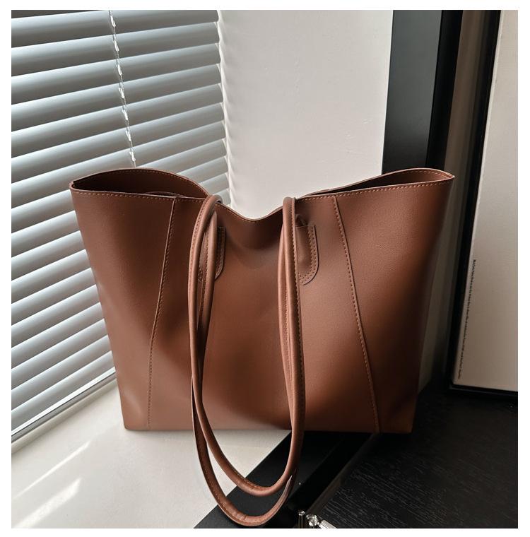 2024 Retro Large-Capacity Shoulder Tote: Casual Autumn/Winter Women's Pendant Bag