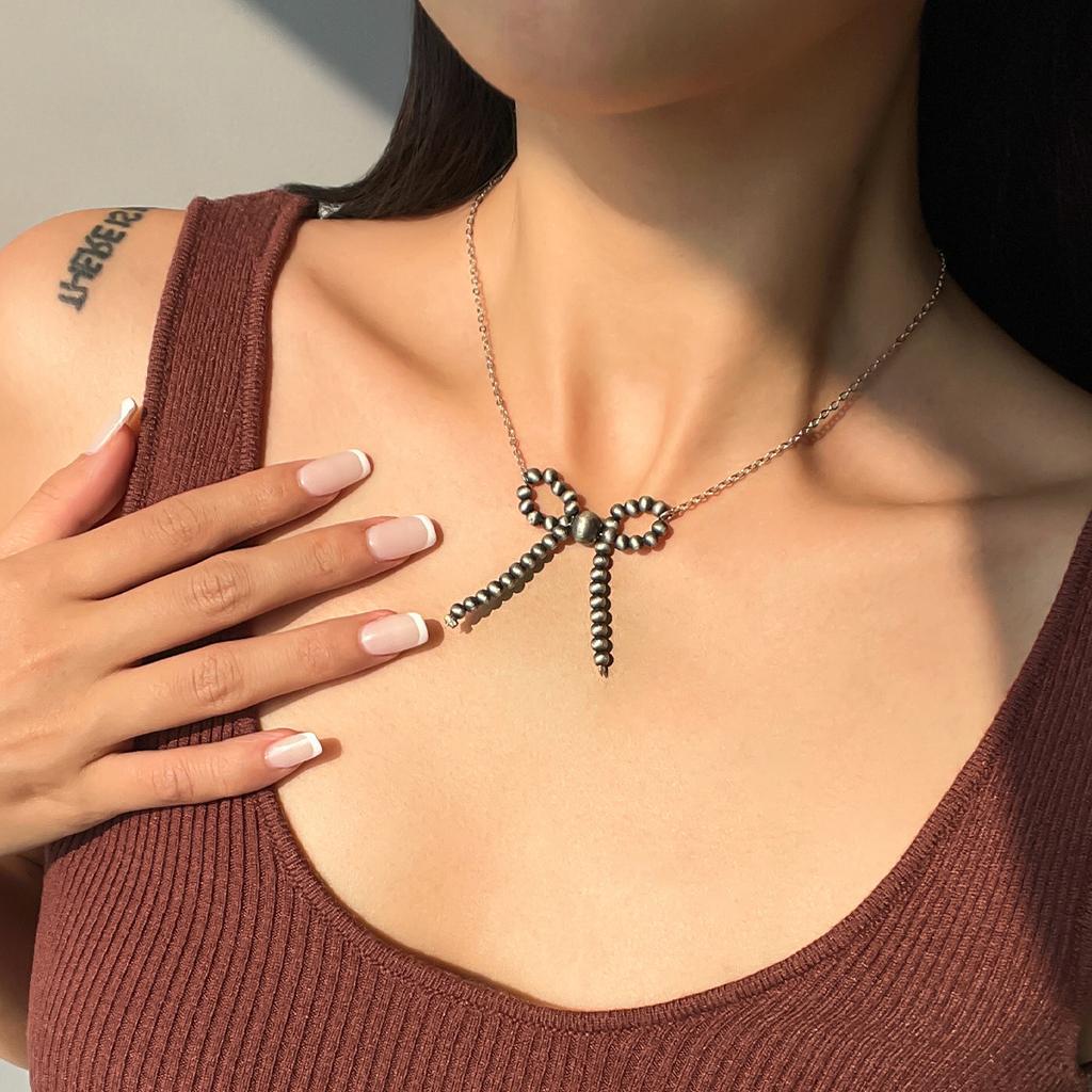 Retro Temperament Bow Pendant Necklace, Versatile Round Bead Knotted Collarbone Chain for Women
