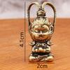 Gul messing Wukong mytestatue med Ruyi Jingu Bang