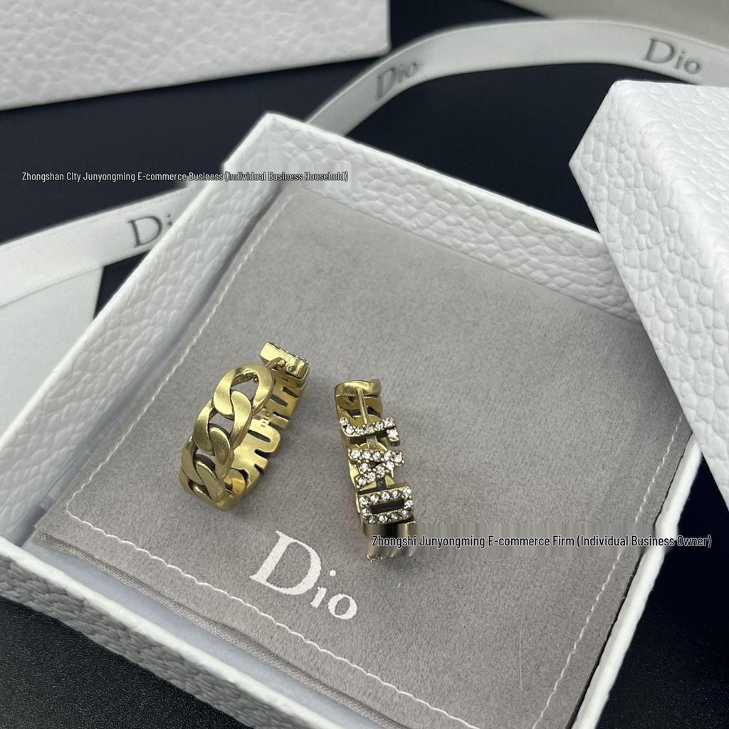 Di Jia Antique Bronze Wheat Ear Letter Stud Earrings - Women's Retro Style with Full Diamond Detailing