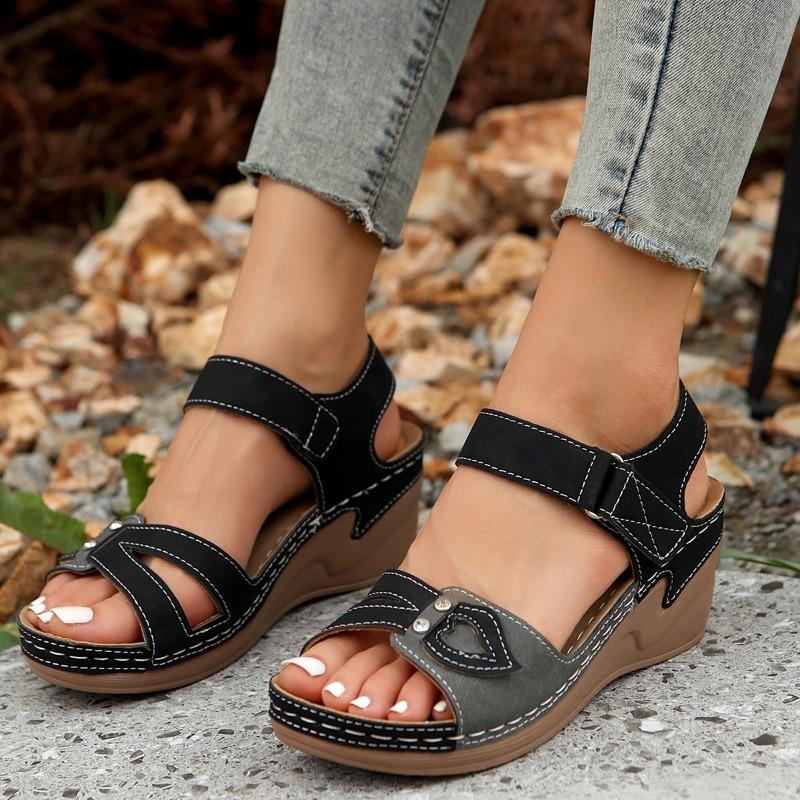 

Модные женские босоножки на танкетке 2024 года, летние новые модные туфли на платформе с открытым носком, мягкие и удобные ретро-римские сандалии 41 чёрный