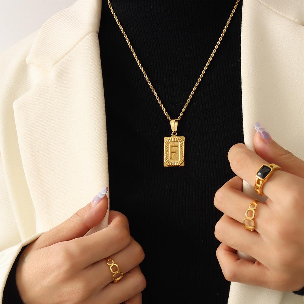 Qiong Yao Hip Hop 26-Letter Square Pendant Necklace, Clavicle Chain, 18K Gold Plated Titanium Steel.