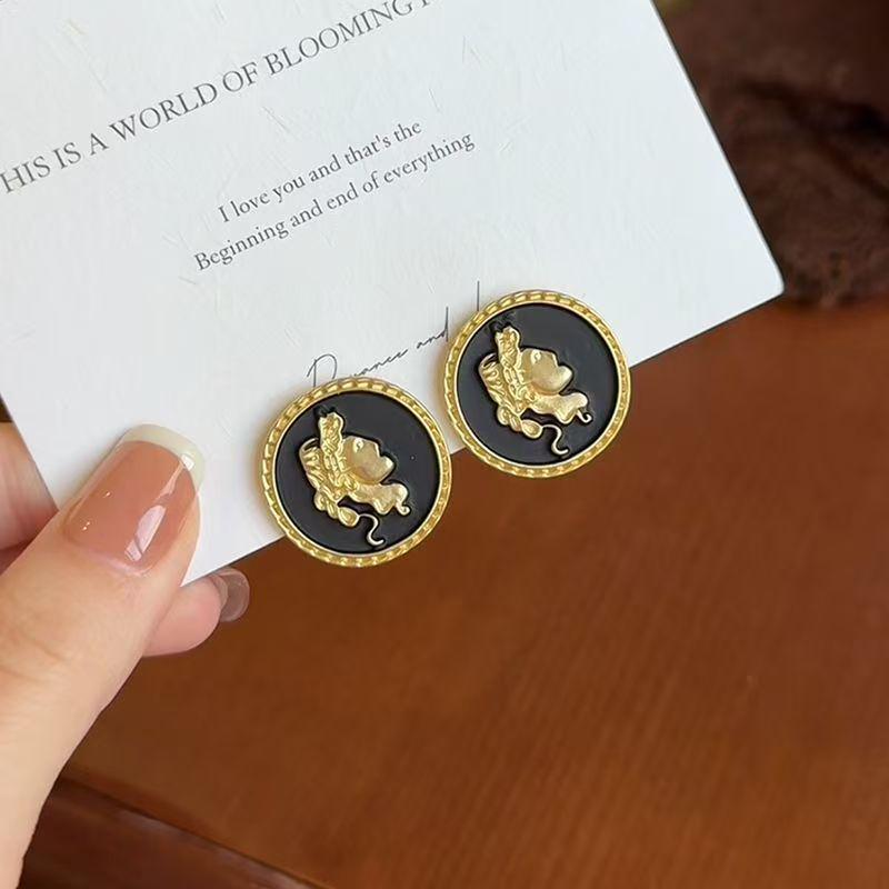 Melanoid 2025 Retro Light Luxury Earrings: Autumn/Winter High-End Temperament Jewelry for Women