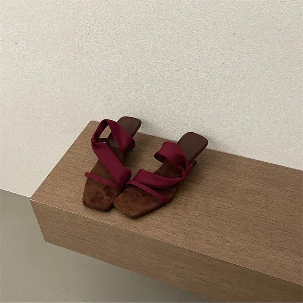 

Niche design square head slope heel cool slippers women s 2025 summer new models are not tired of feet versatile temperament high heel one-word drag 40 бордовый