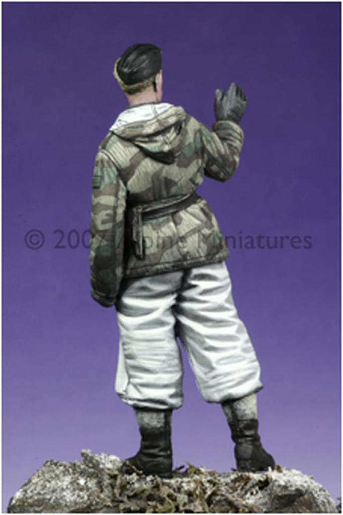 Alpine Miniatures 1/35 German Tank Crew Winter Uniform Resin Kit AM35037 (Person)